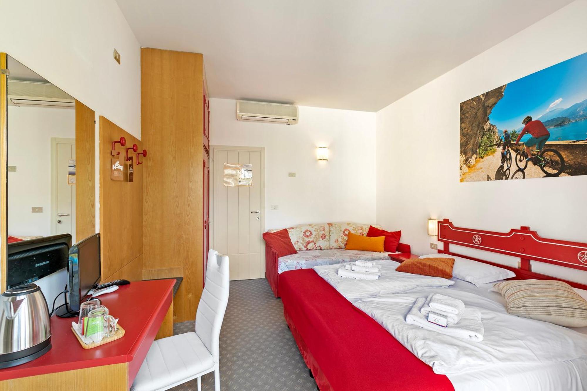 Bike & Wind Hotel Villa Maria Torbole Sul Garda Екстер'єр фото
